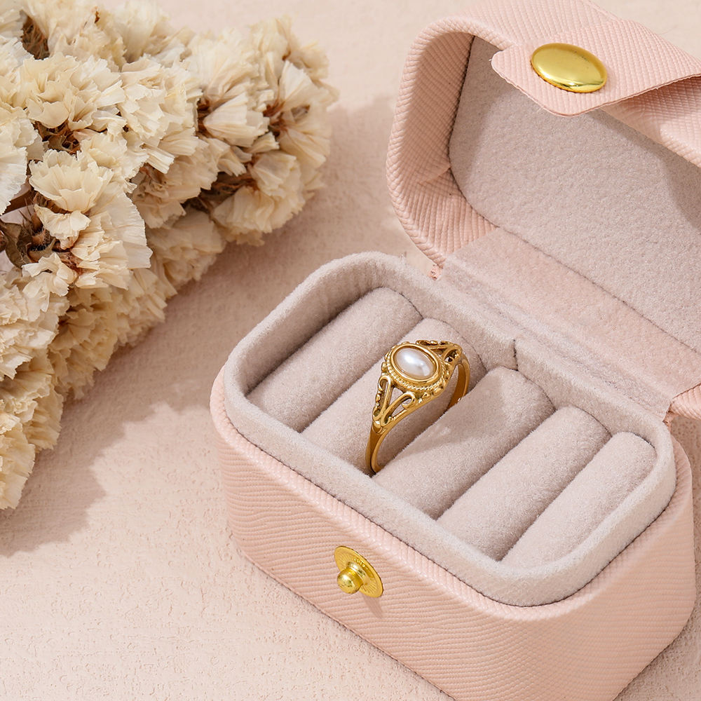 Klara – Minimalistischer goldener Ring mit sanften Wellen.
