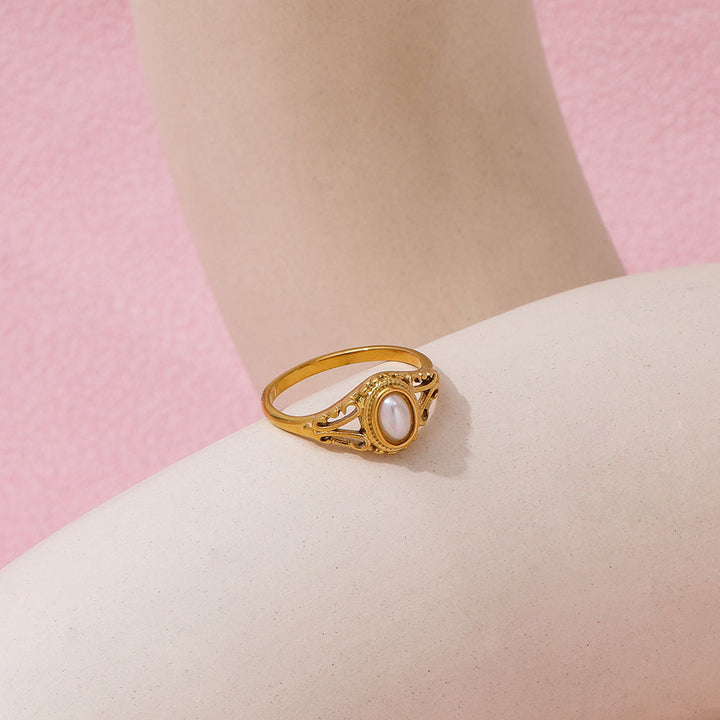 Klara – Minimalistischer goldener Ring mit sanften Wellen.