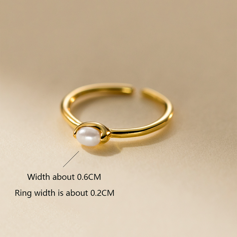 Katrin – Zarter goldener Ring mit Perlenlinie.