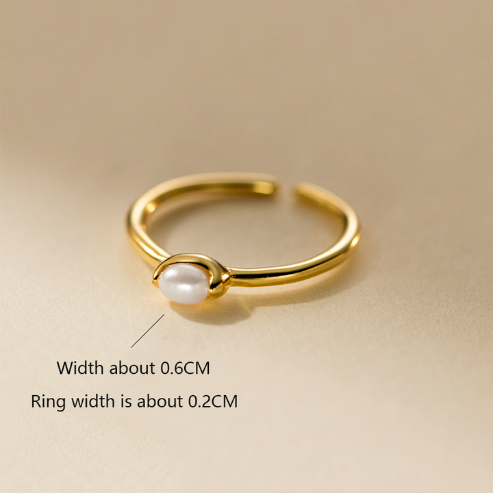 Katrin – Zarter goldener Ring mit Perlenlinie.