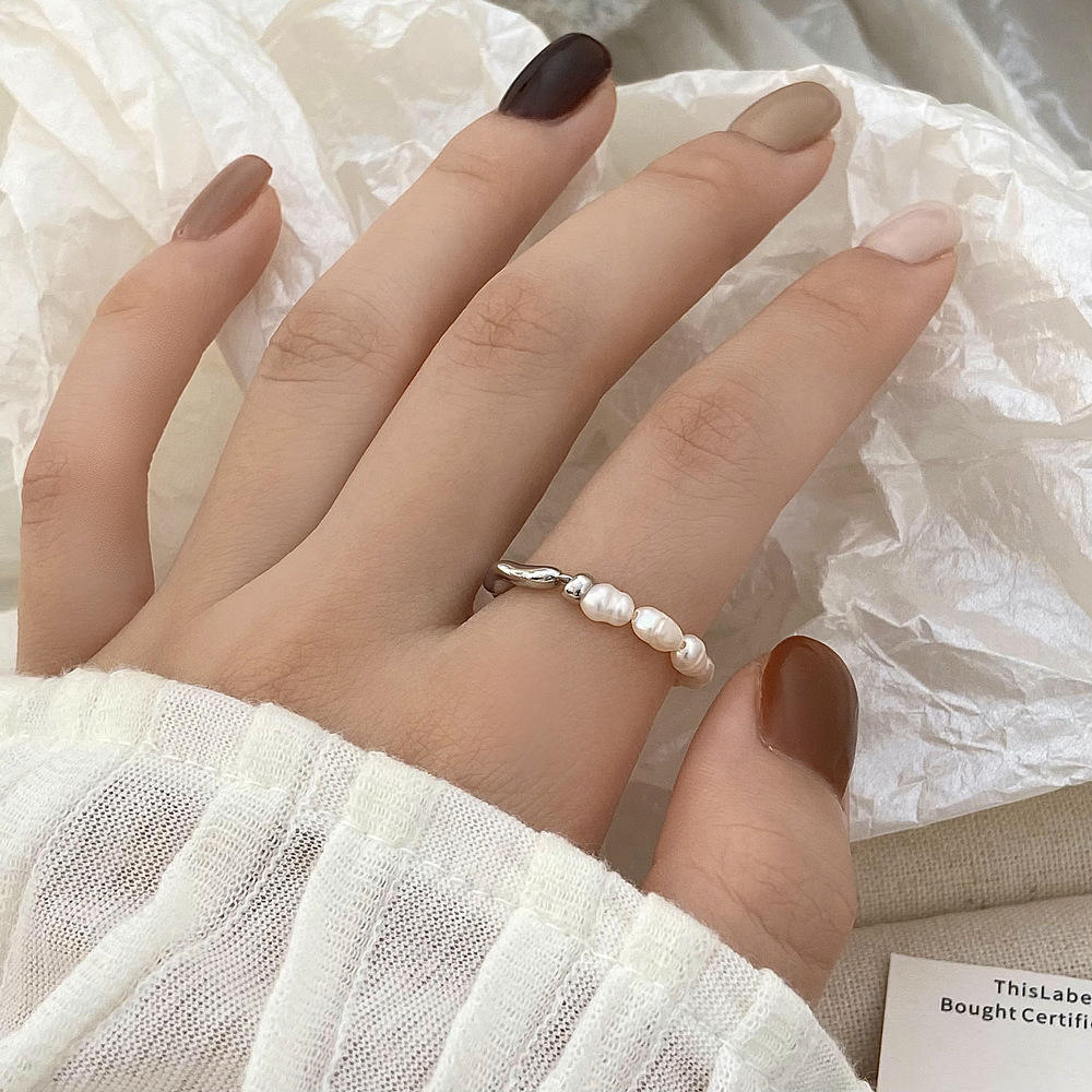 Elisa – Verspielter Perlenring mit goldenem Herz.