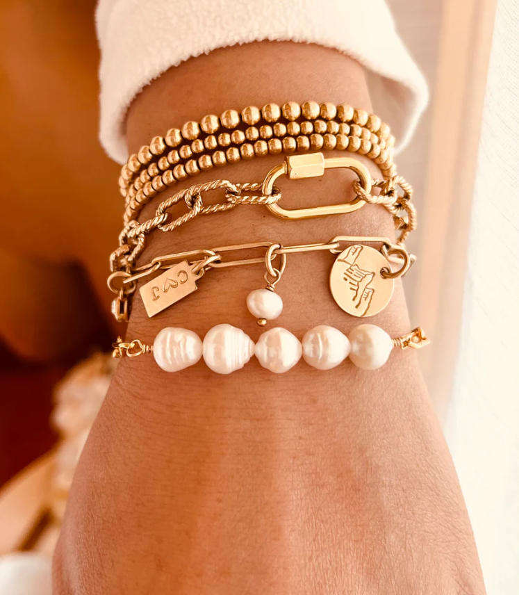 Leonie – Verspielter Perlenring mit goldenem Akzent.