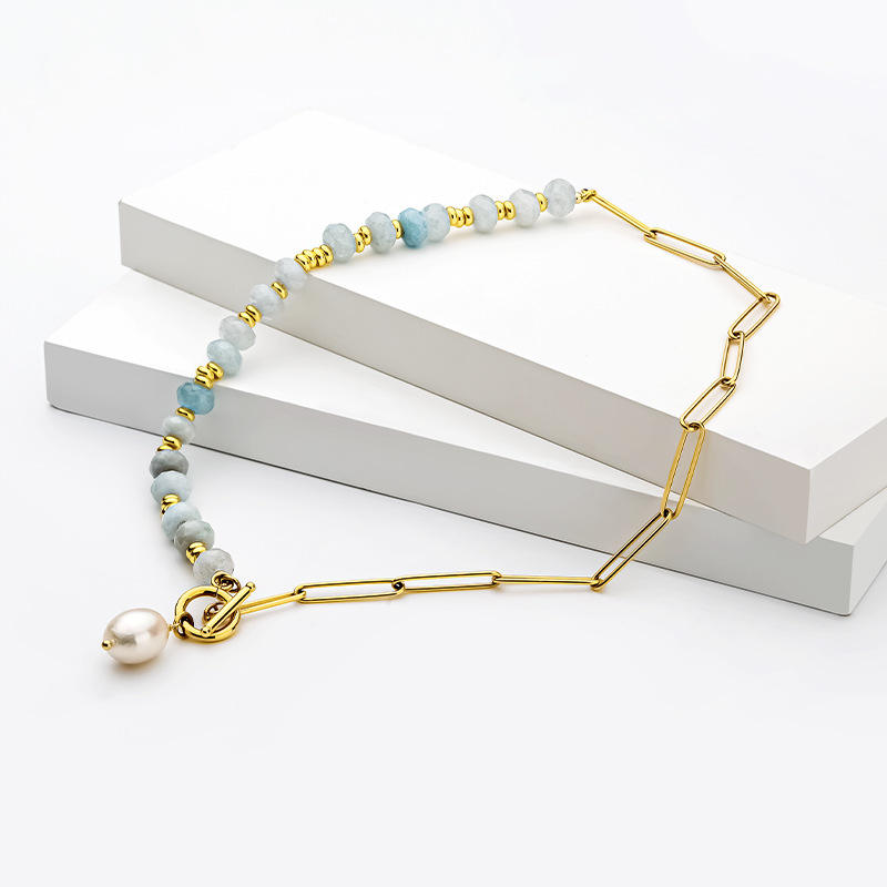 Zoé – Lange goldene Ohrringe mit Perlenanhänger.