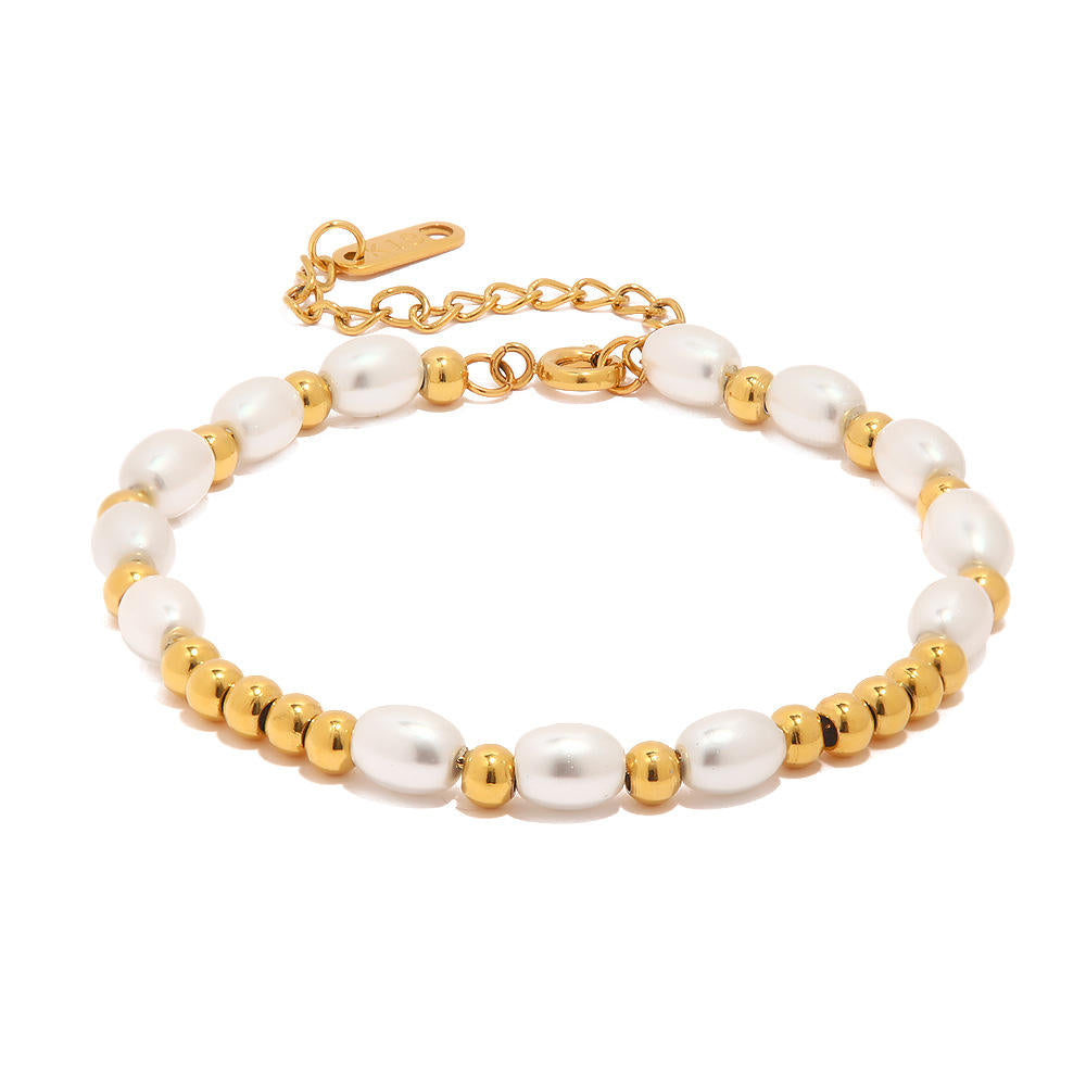 Livia – Zartes Perlenarmband mit goldenem Glanz.