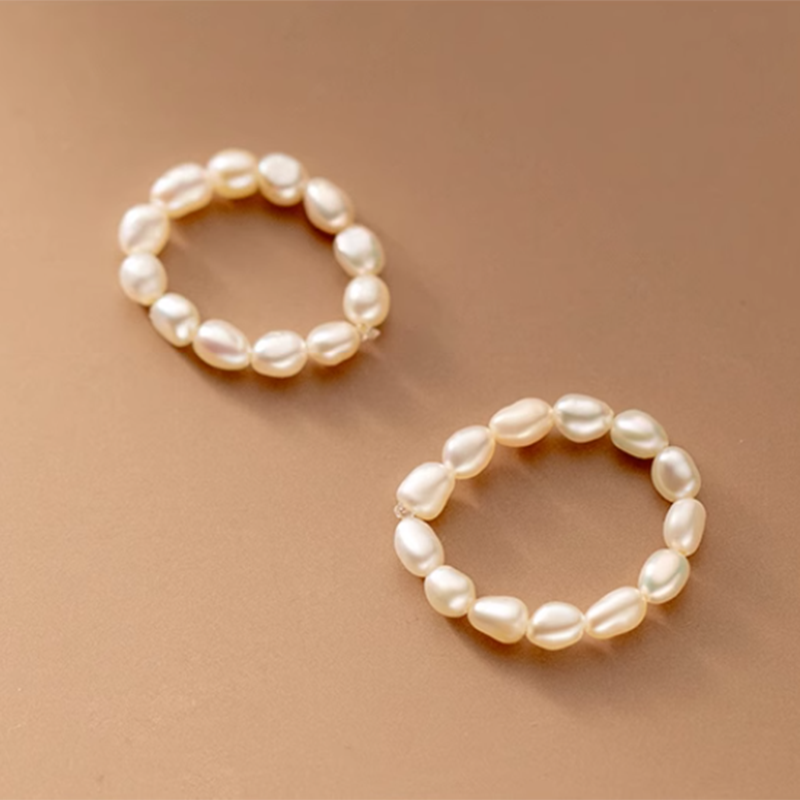 Friederike – Skulpturaler goldener Ring mit Perlendetail.