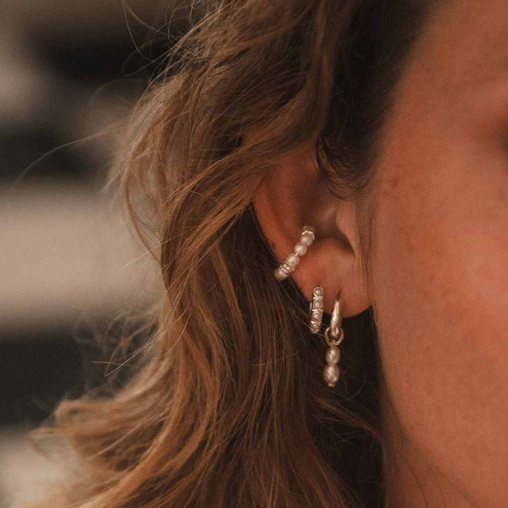 Teresa – Goldene Halskette mit hängender Perle.