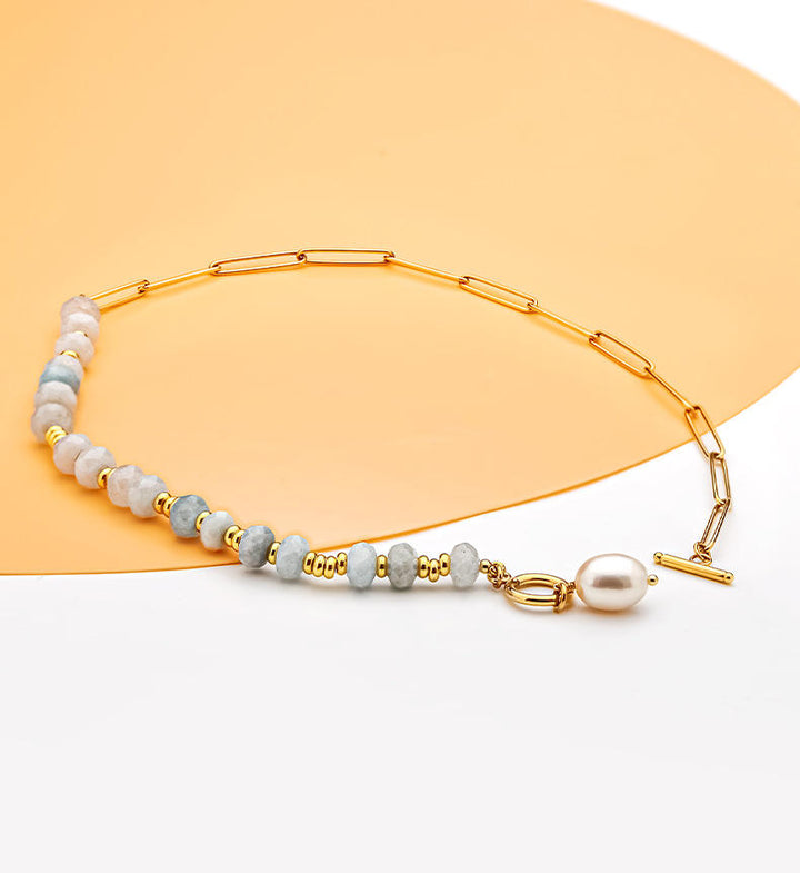 Zoé – Lange goldene Ohrringe mit Perlenanhänger.