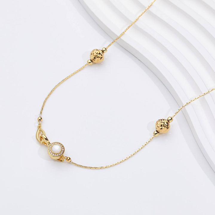 Jana – Minimalistische Perlenohrringe mit Poussette.