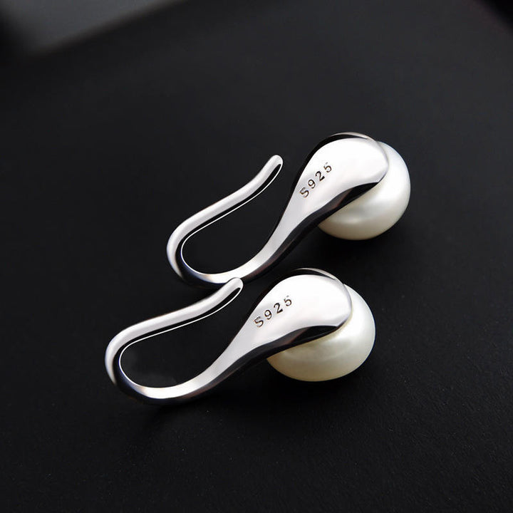 Helena – Goldene Ohrringe mit ovaler Perle