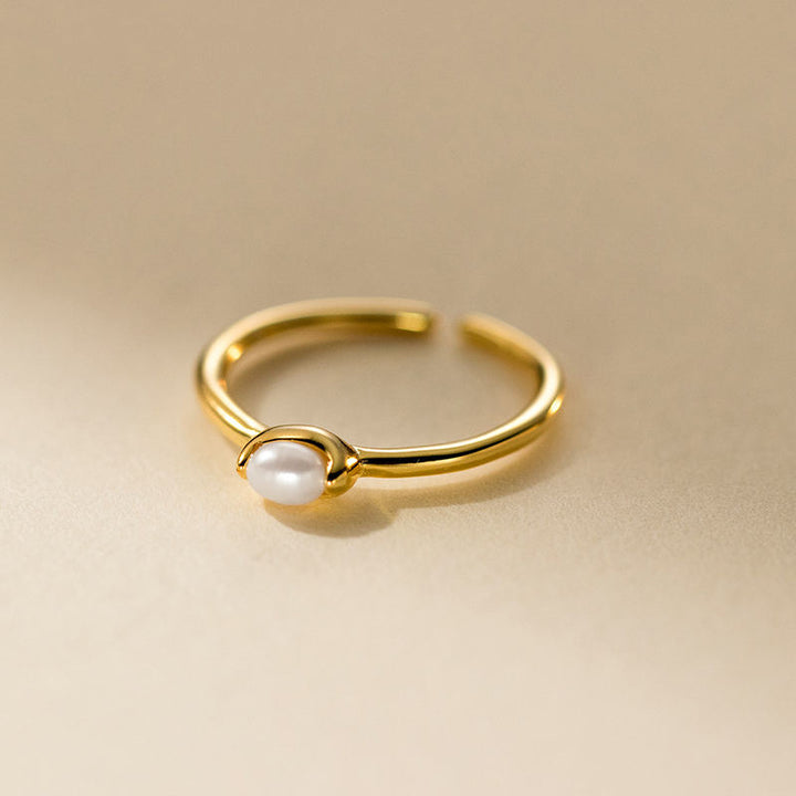 Katrin – Zarter goldener Ring mit Perlenlinie.
