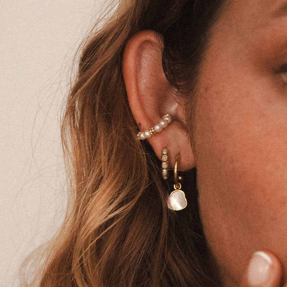 Teresa – Goldene Halskette mit hängender Perle.