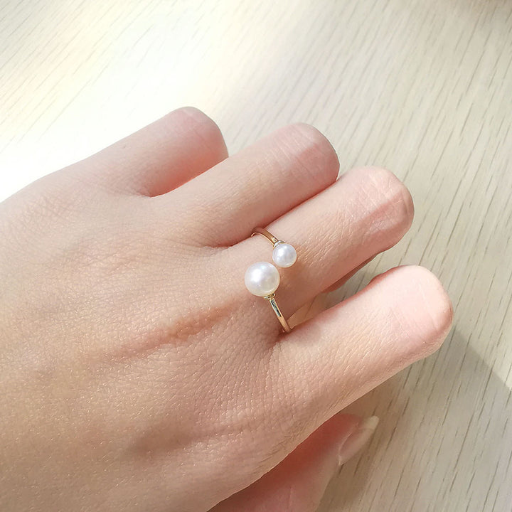 Johanna – Ring mit asymmetrischem Perlenabschluss.