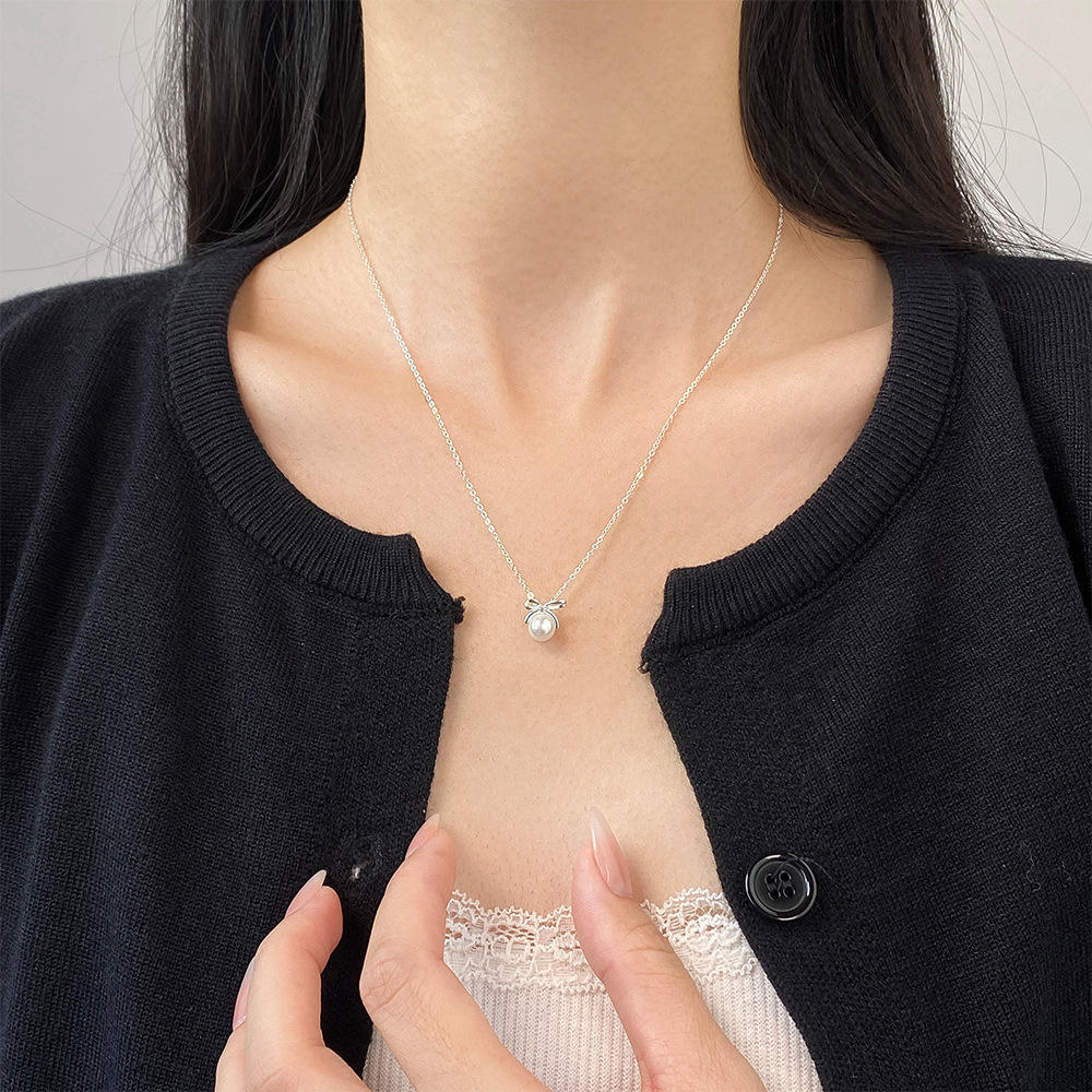 Johanna-Luisa – Goldene Ohrringe mit doppelter Perle.