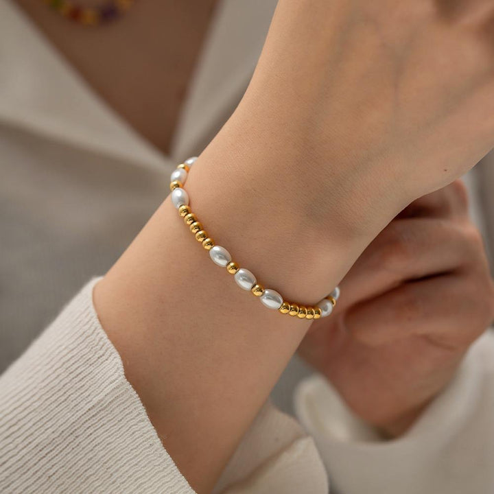 Livia – Zartes Perlenarmband mit goldenem Glanz.