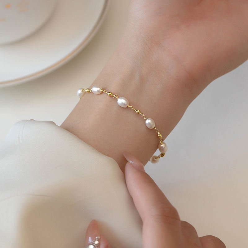 Pauline – Zartes Perlenarmband mit goldener Schnalle.