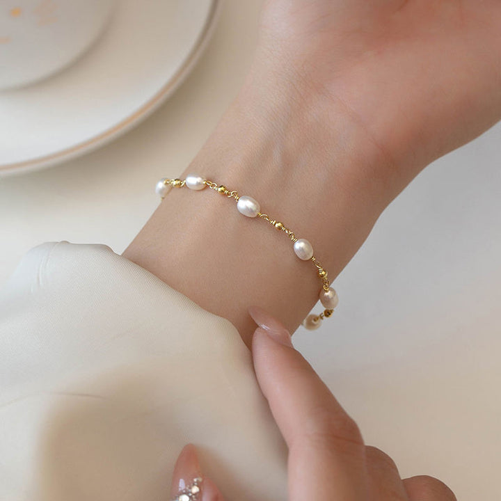 Pauline – Zartes Perlenarmband mit goldener Schnalle.