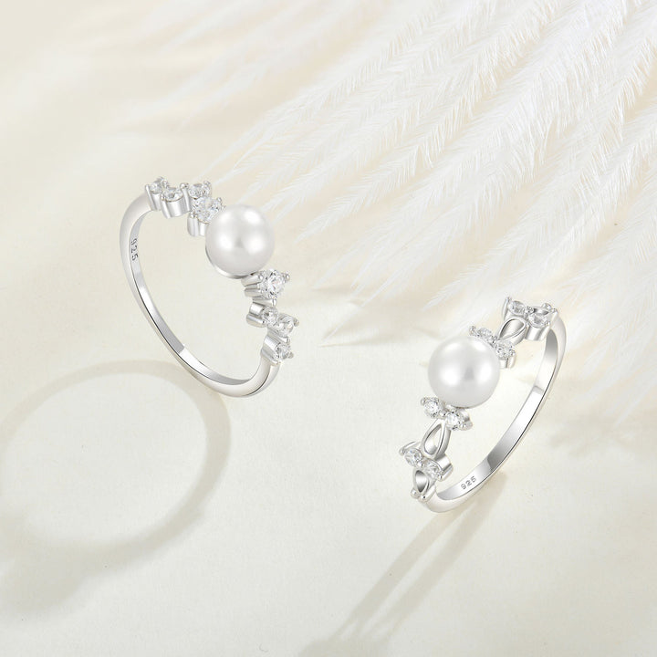 Leni – Zarte Perlenohrringe mit goldener Kette.