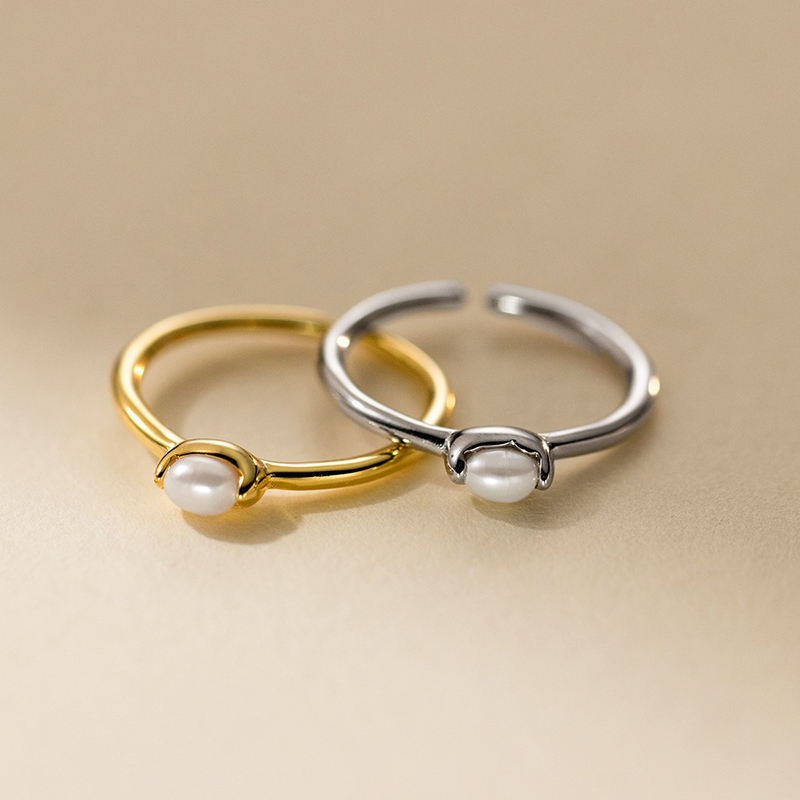 Katrin – Zarter goldener Ring mit Perlenlinie.