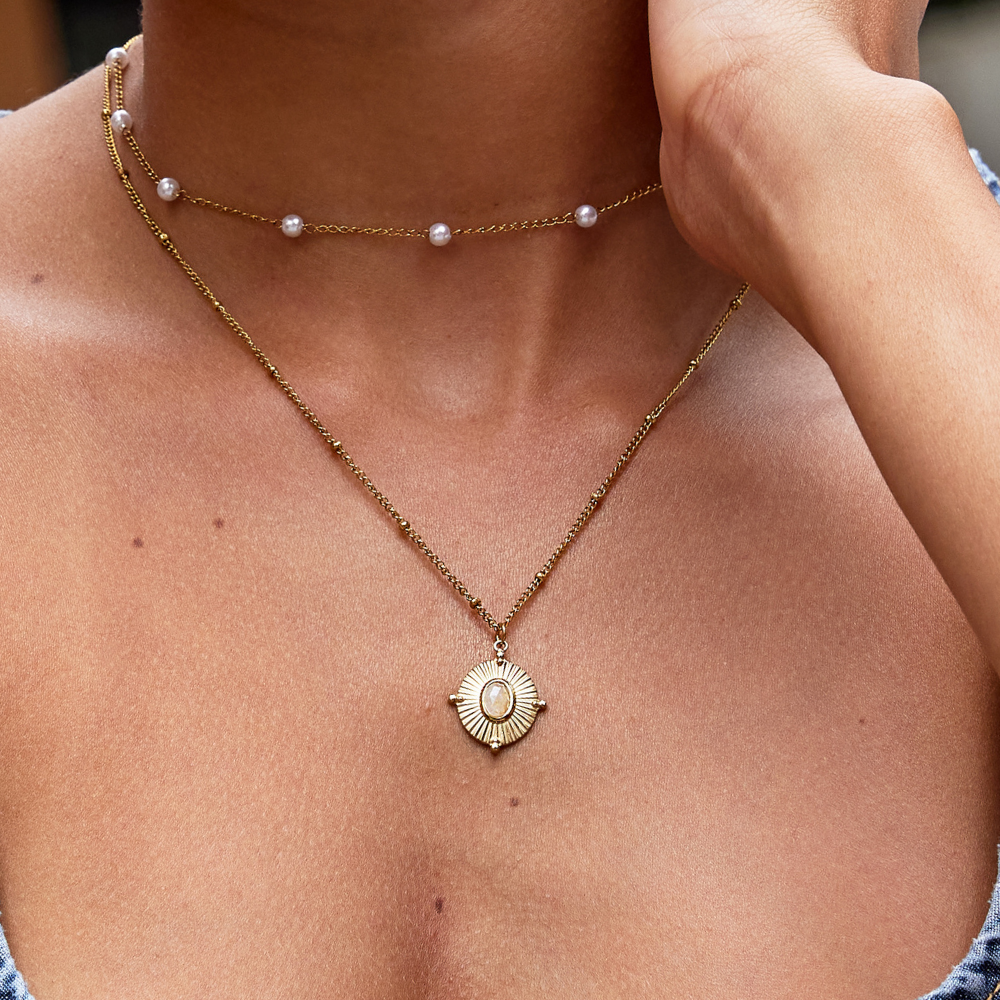 Annika – Zarter goldener Halsreif mit quadratischem Anhänger.