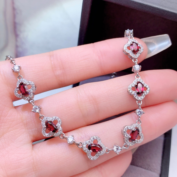 Barbara – Rubinring mit verspielter Steindekoration.