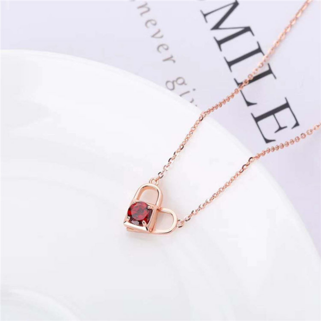 Nina – Zarter rubinroter Halsreifen mit zwei Steinen.