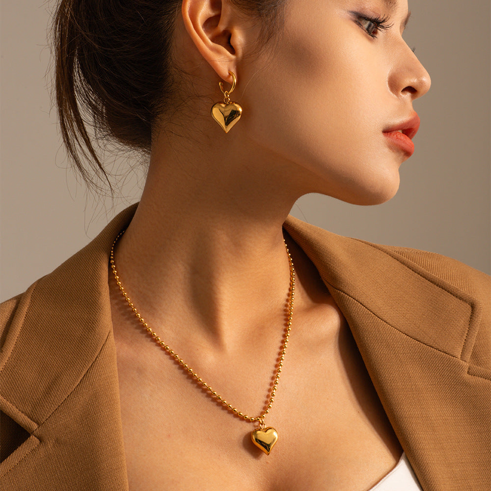 Amalie – Goldene Halskette mit modernem Medaillon.