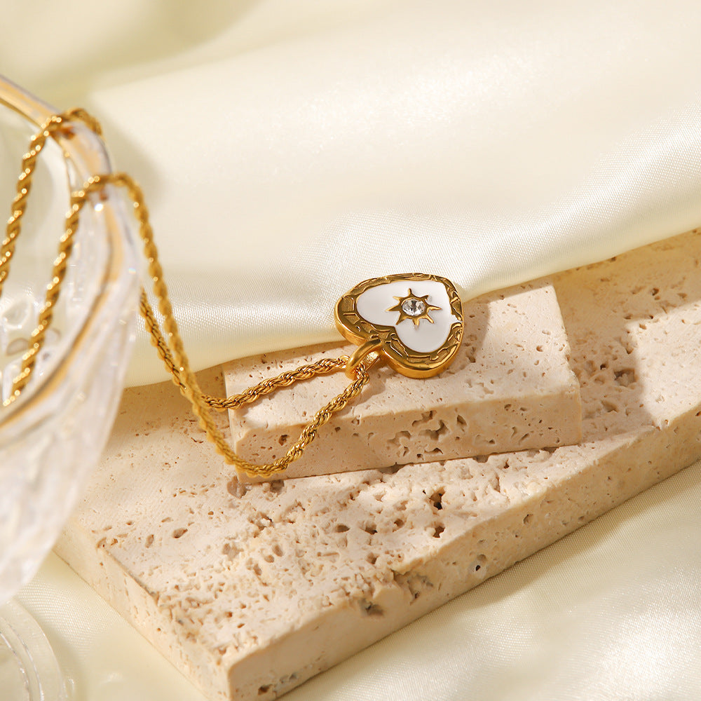 Elisabeth – Goldene Halskette mit kleinen Anhängern.