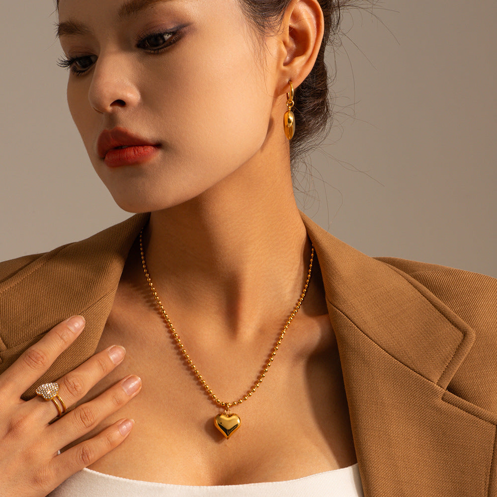 Amalie – Goldene Halskette mit modernem Medaillon.