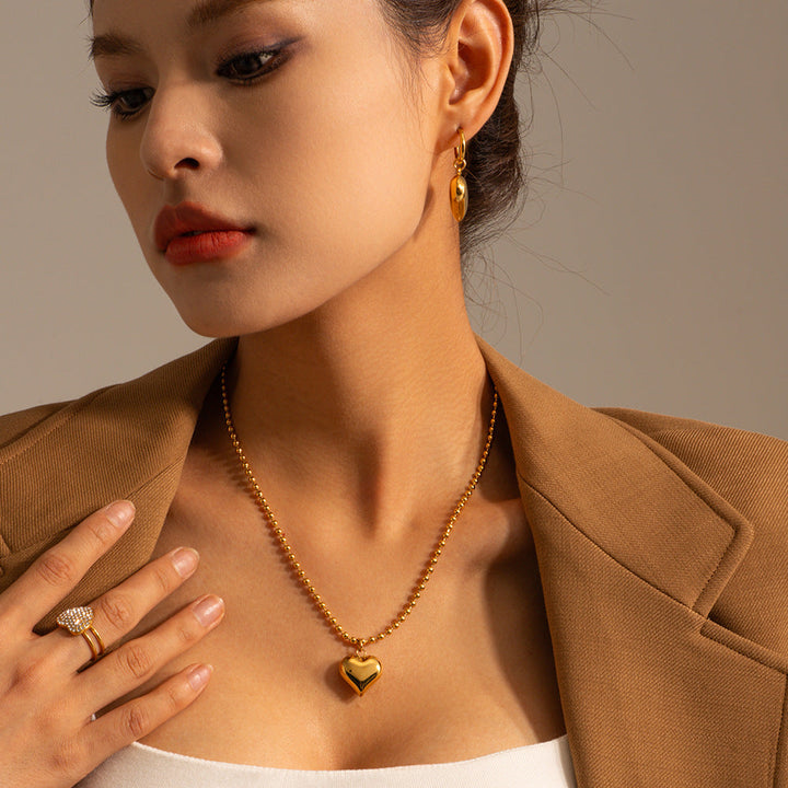 Amalie – Goldene Halskette mit modernem Medaillon.