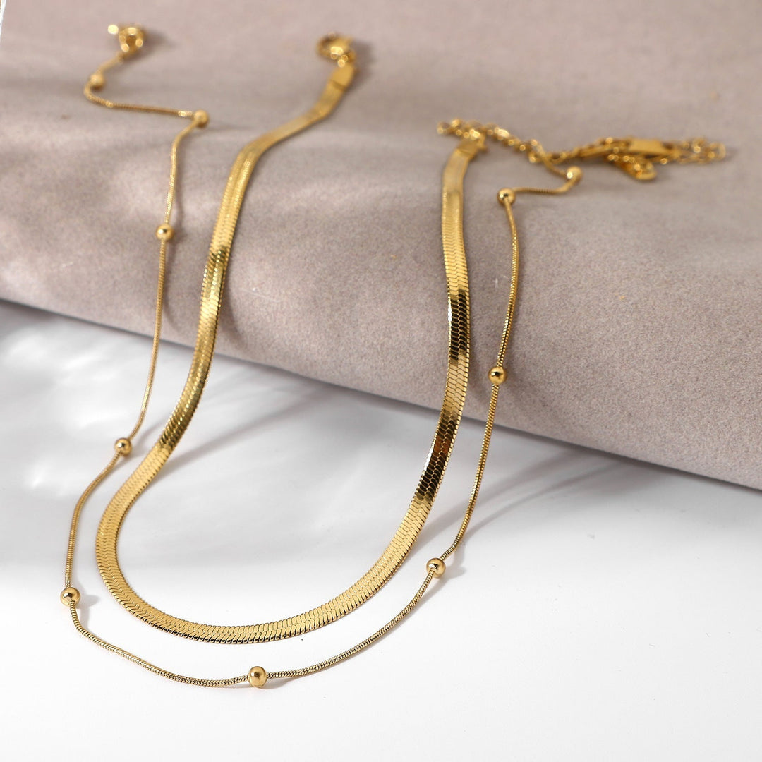 Klara – Einfaches, zweilagiges goldenes Halsband mit modernem Glanz.