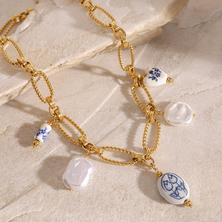 Lena – Goldene Halskette mit glitzernden Steinen.