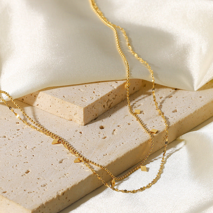 Helena – Diskreter goldener Halsreifen mit geometrischem Design.