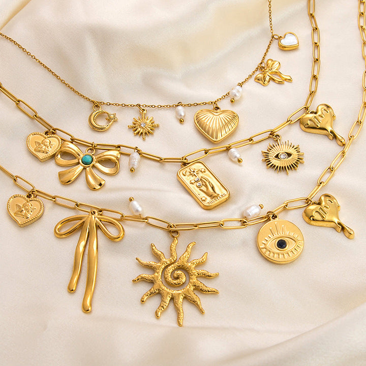 Emilia – Zarter goldener Halsreifen mit kleinen Anhängern.