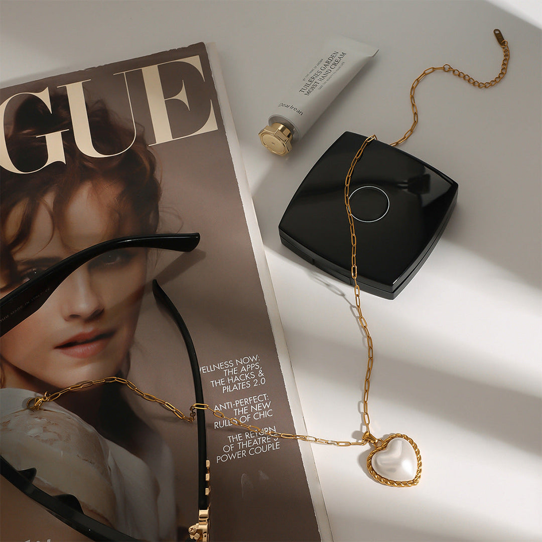 Viktoria – Goldene Halskette mit elegantem Anhänger.