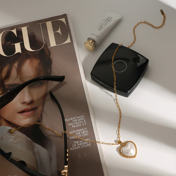 Viktoria – Goldene Halskette mit elegantem Anhänger.