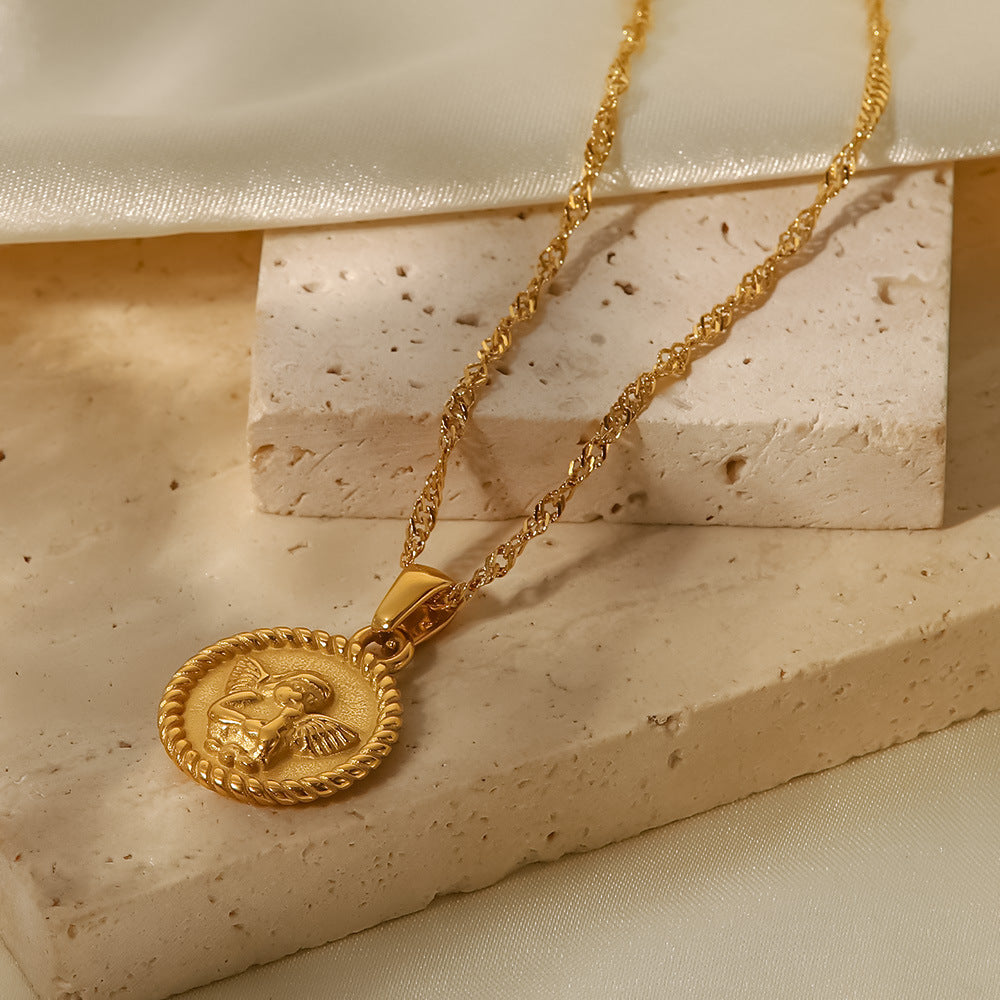 Elisabeth – Goldene Halskette mit kleinen Anhängern.