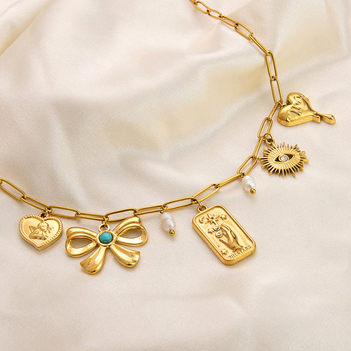 Emilia – Zarter goldener Halsreifen mit kleinen Anhängern.