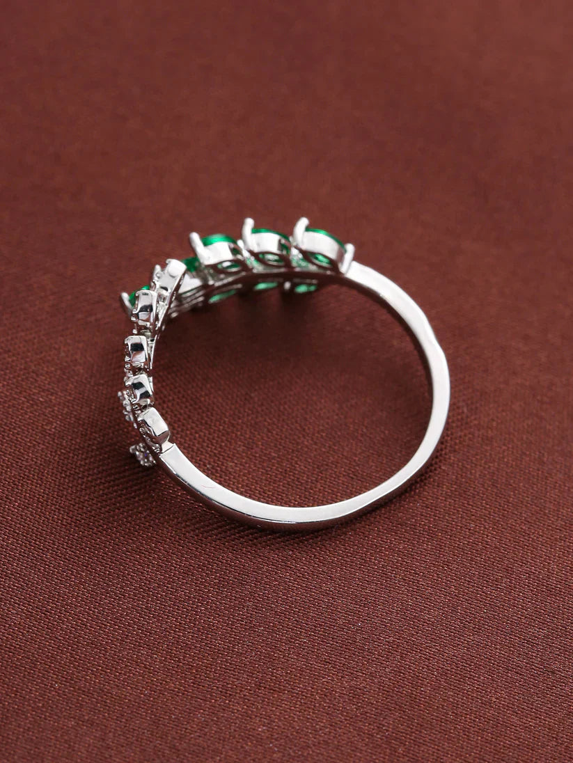Veronika – Vergoldeter Ring mit verzweigtem Smaragd-Design.