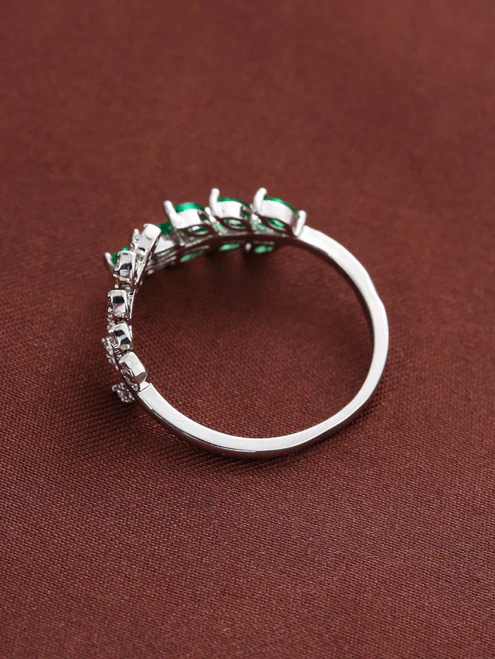 Veronika – Vergoldeter Ring mit verzweigtem Smaragd-Design.