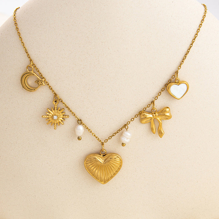 Emilia – Zarter goldener Halsreifen mit kleinen Anhängern.