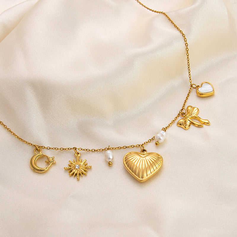 Emilia – Zarter goldener Halsreifen mit kleinen Anhängern.