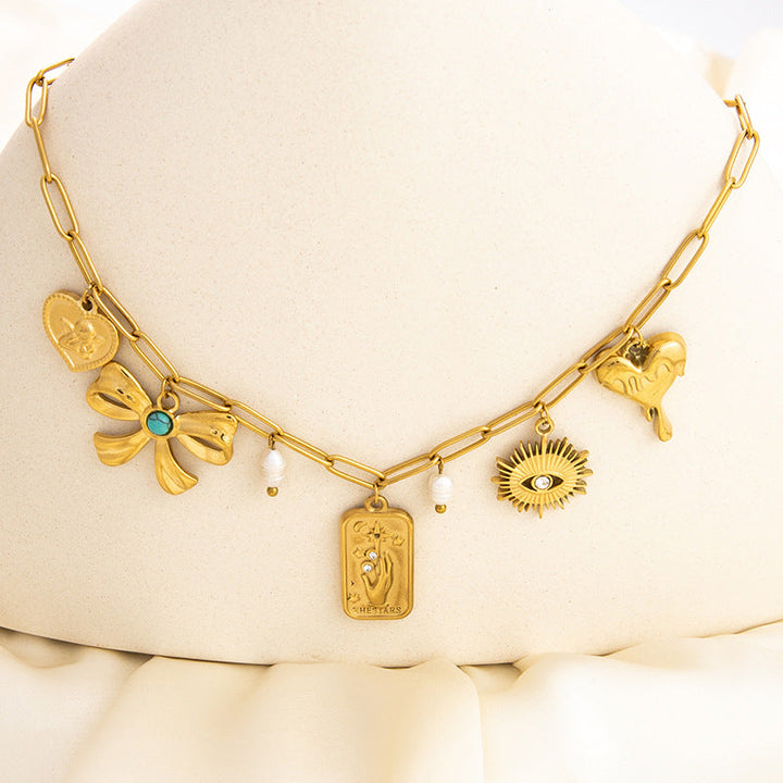 Emilia – Zarter goldener Halsreifen mit kleinen Anhängern.