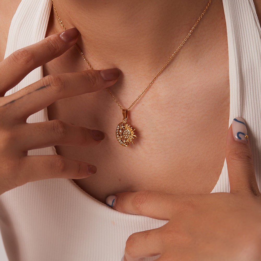 Elisabeth – Goldene Halskette mit kleinen Anhängern.