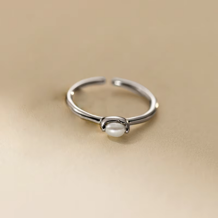 Katrin – Zarter goldener Ring mit Perlenlinie.