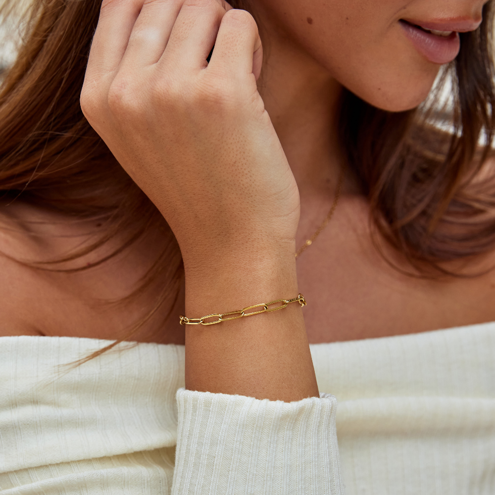 Goldenes Armband mit Perlen