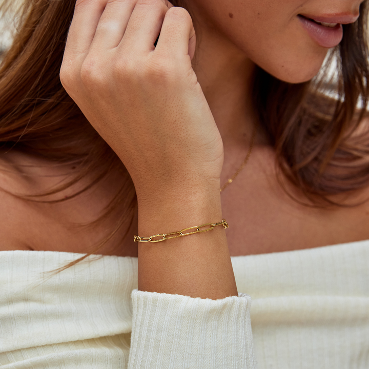 Goldenes Armband mit Perlen