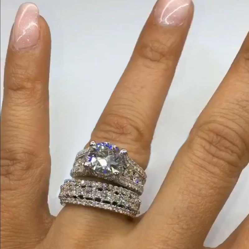 Breiter diamantierter Ring mit funkelnder Oberfläche.