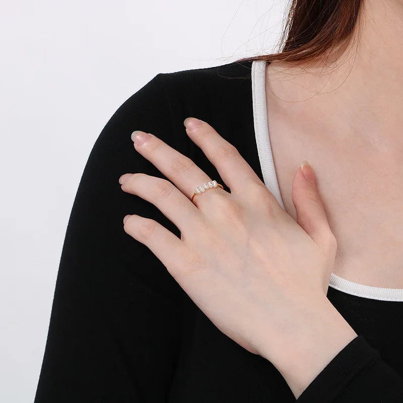 Rosalie – Goldene Tropfenohrringe mit Perle.