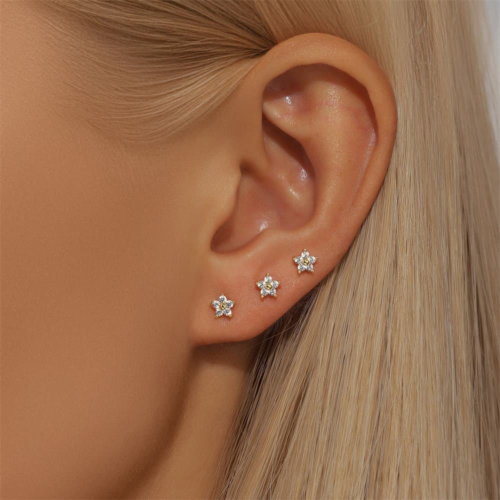 Amelie – Zarte goldene Ohrringe mit Bewegung.