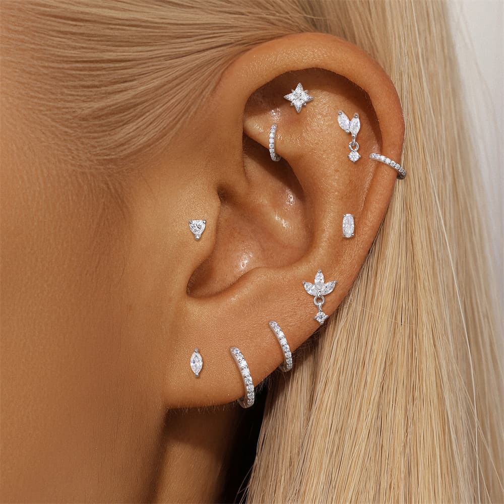 Helena – Goldene Ohrringe mit organischem Design.